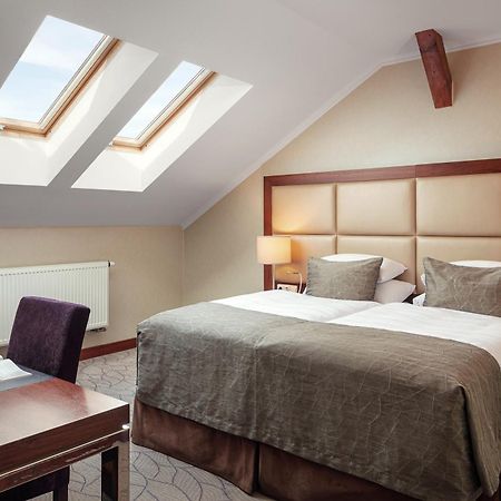 코셔 호텔 킹 데이비드 프라하 외부 사진 A bedroom with roof windows