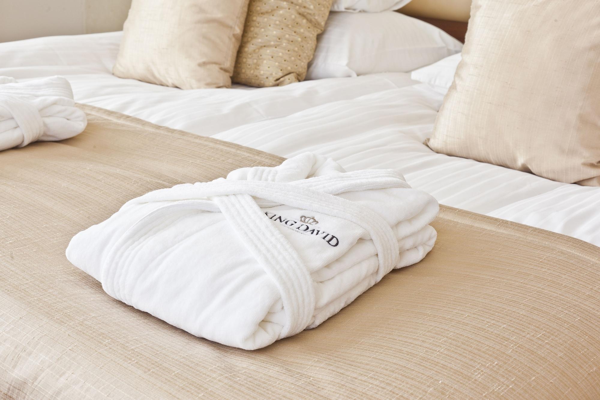 코셔 호텔 킹 데이비드 프라하 외부 사진 A bathrobe on a bed