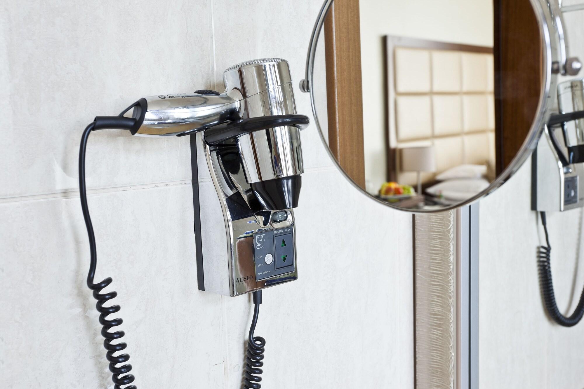 코셔 호텔 킹 데이비드 프라하 외부 사진 A hair dryer mounted on a wall
