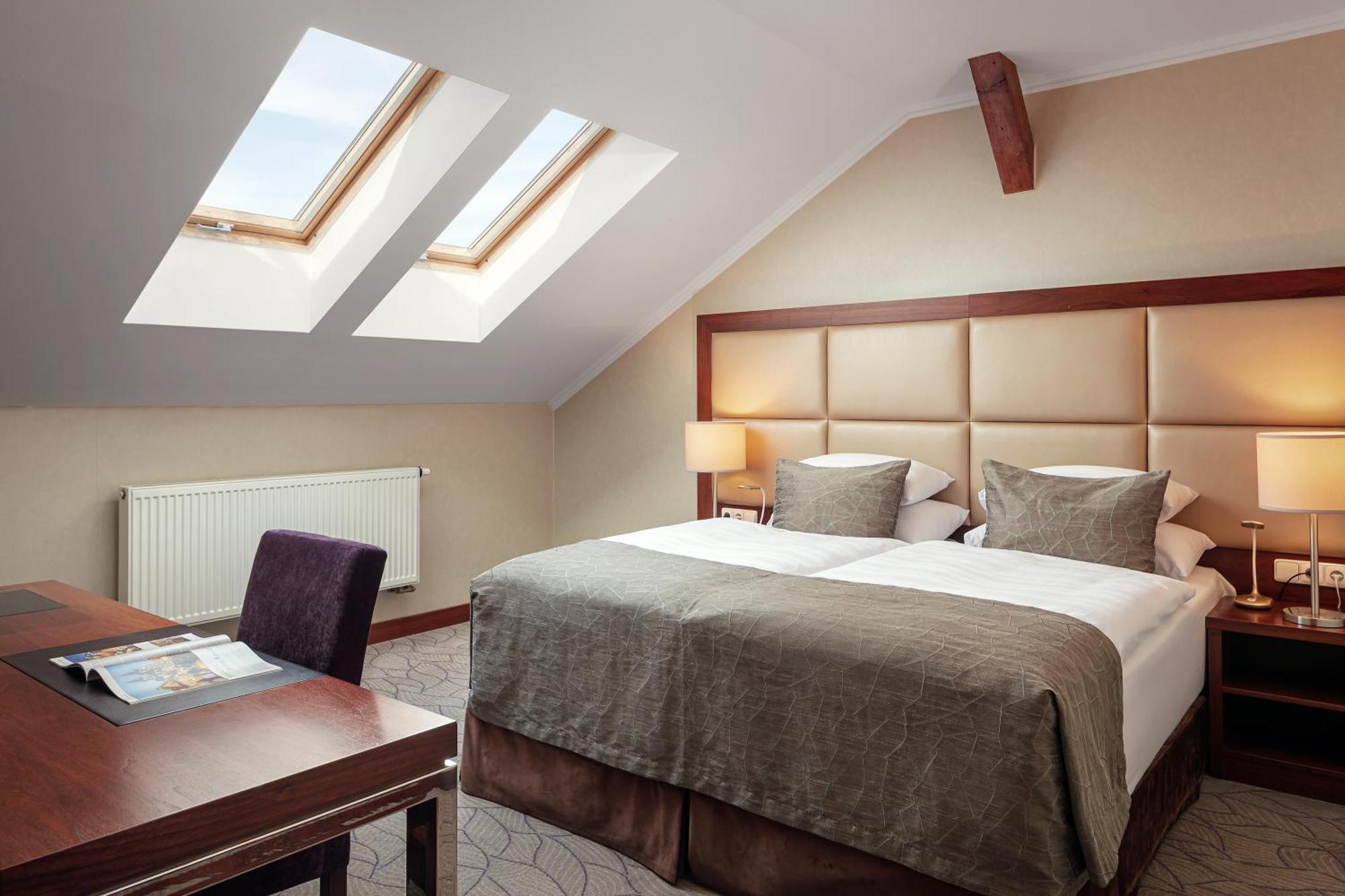 코셔 호텔 킹 데이비드 프라하 외부 사진 A bedroom with roof windows