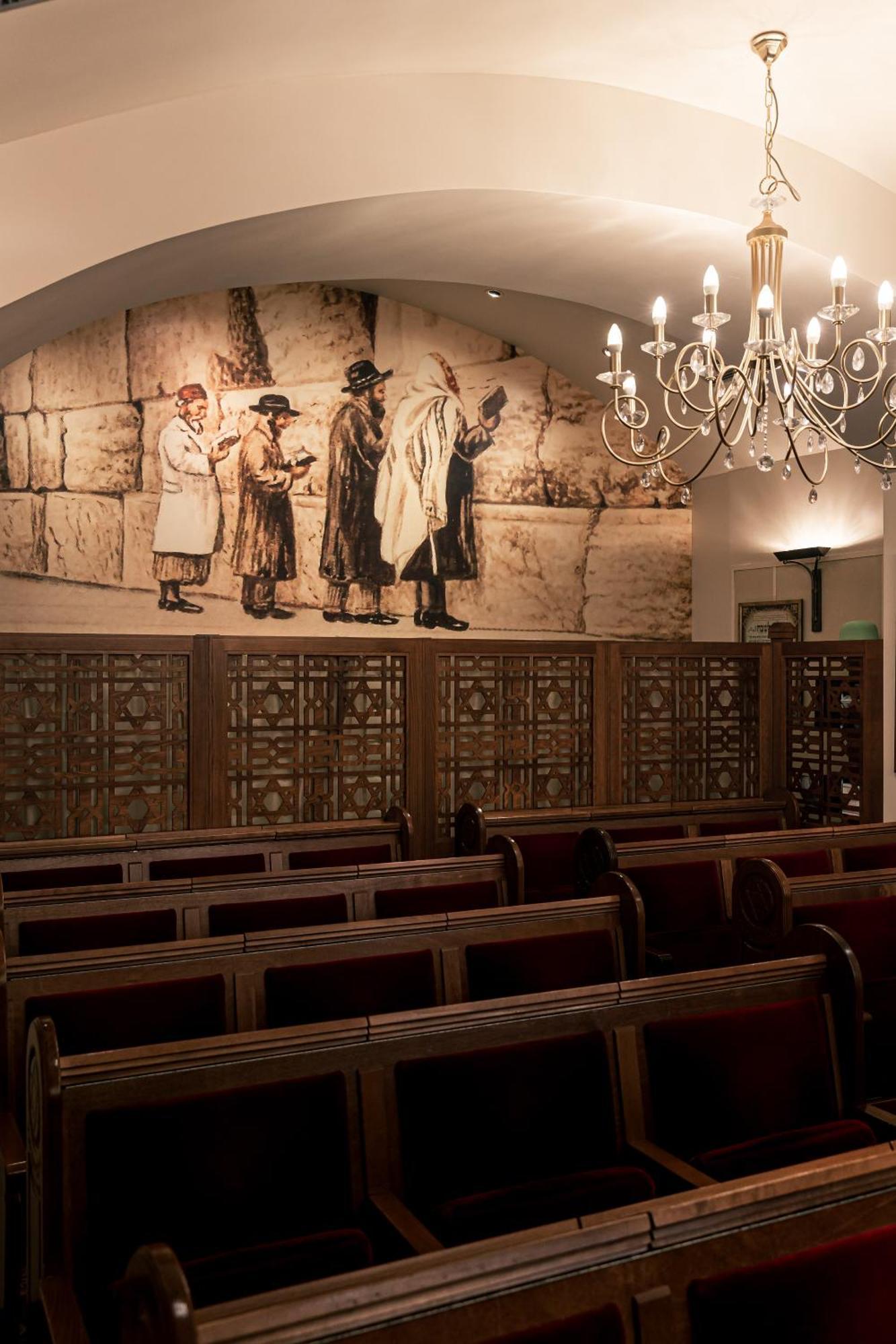 코셔 호텔 킹 데이비드 프라하 외부 사진 The synagogue's sanctuary