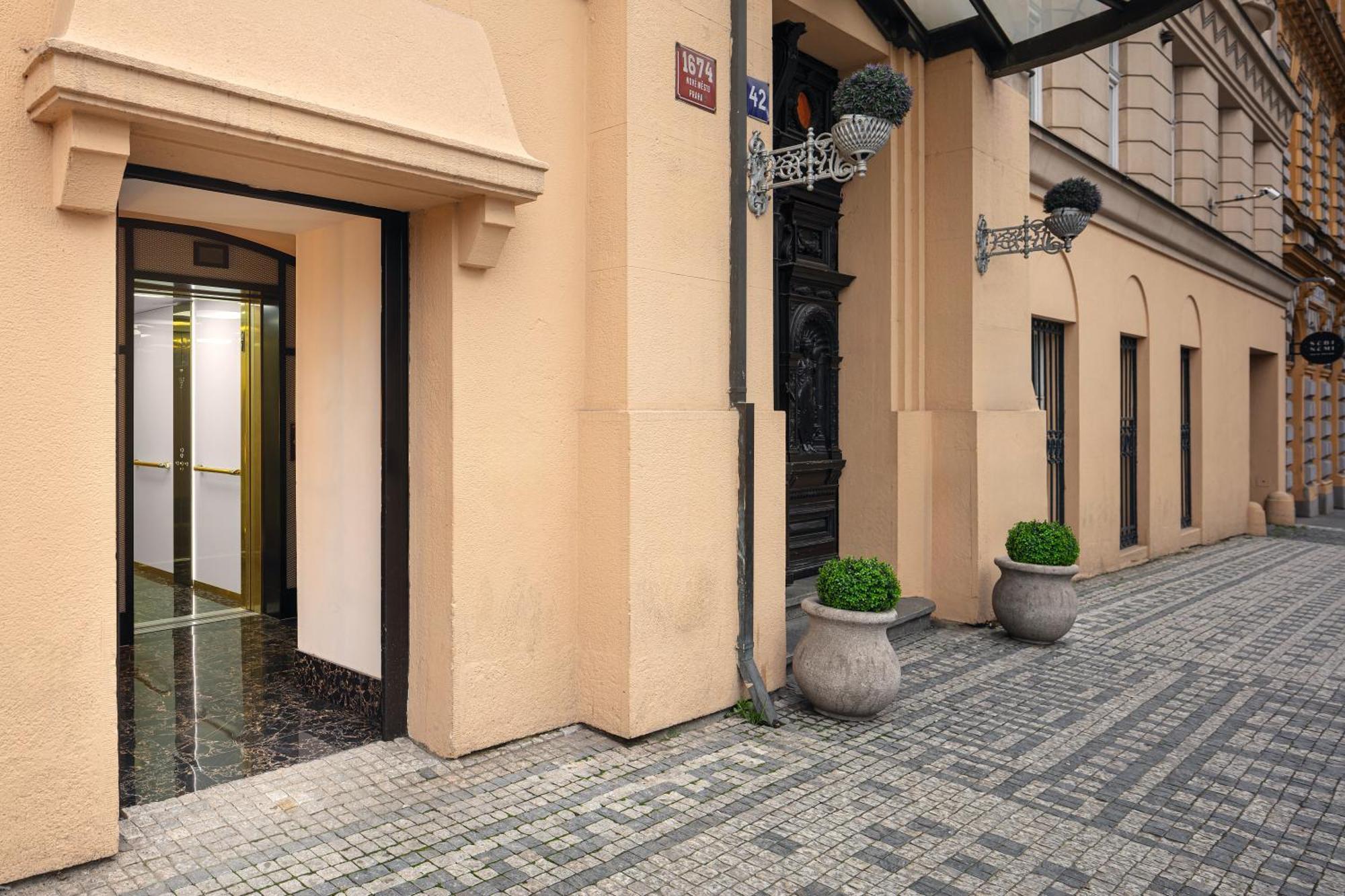 코셔 호텔 킹 데이비드 프라하 외부 사진 Entrance to the hotel