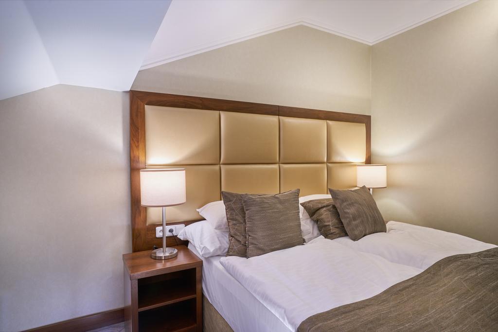 코셔 호텔 킹 데이비드 프라하 외부 사진 A bedroom at the hotel