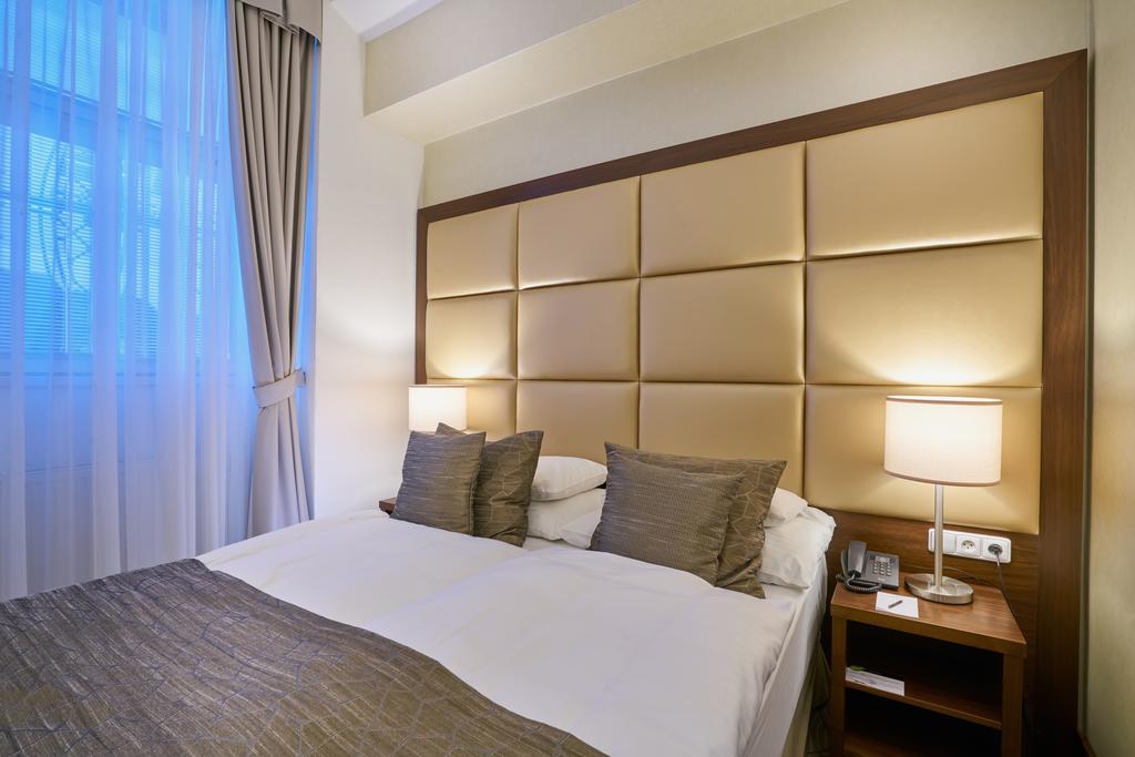 코셔 호텔 킹 데이비드 프라하 외부 사진 A bedroom at the hotel