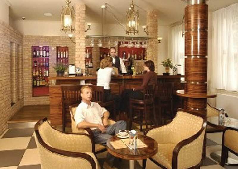 코셔 호텔 킹 데이비드 프라하 외부 사진 The bar at the hotel