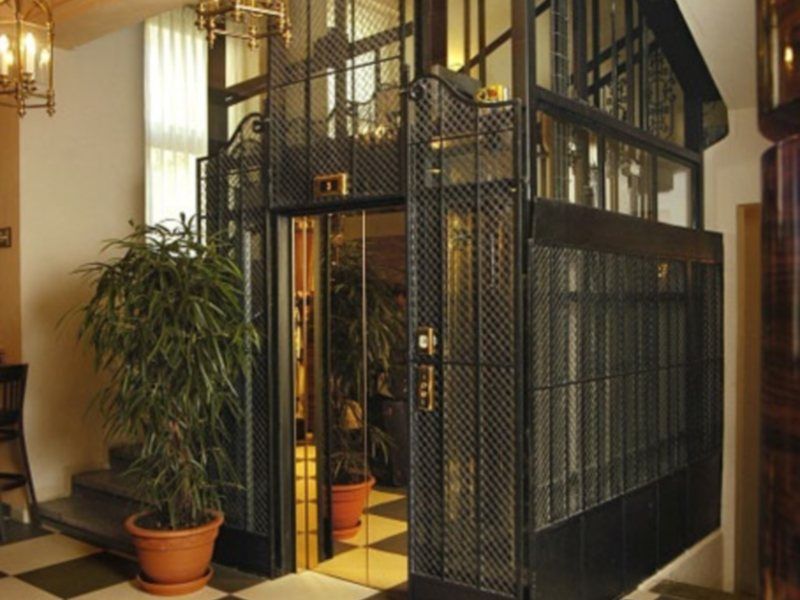 코셔 호텔 킹 데이비드 프라하 외부 사진 The elevator at the Hotel Astoria