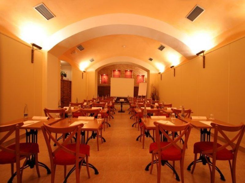 코셔 호텔 킹 데이비드 프라하 외부 사진 The interior of the restaurant