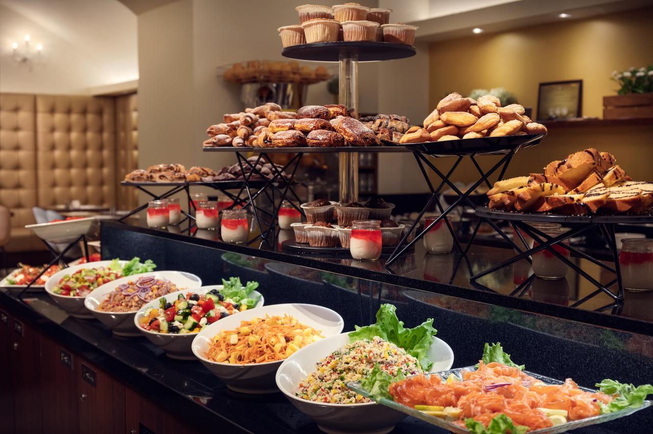 코셔 호텔 킹 데이비드 프라하 외부 사진 A buffet at a hotel
