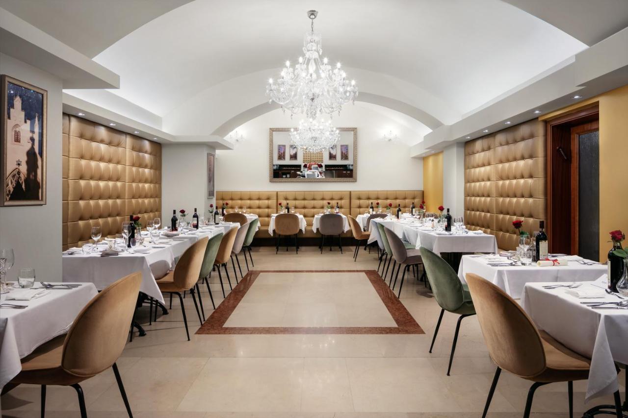 코셔 호텔 킹 데이비드 프라하 외부 사진 The dining room at the Wine Scholar Guild